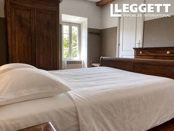 Image No.8-10 Bed House for sale