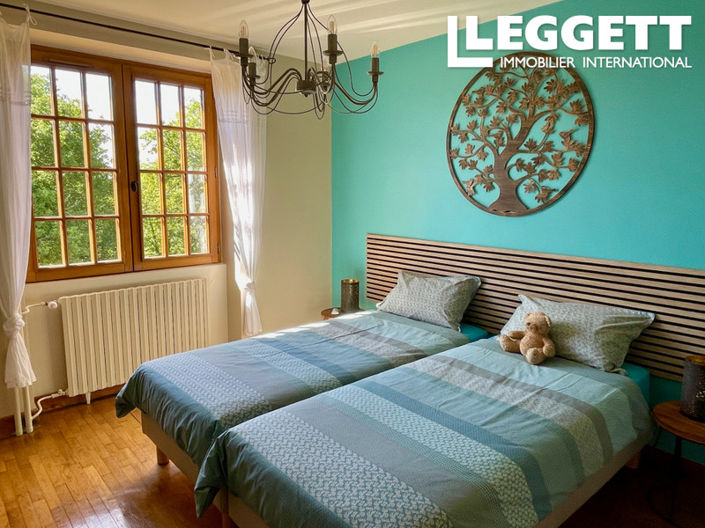 Image No.10-12 Bed House for sale