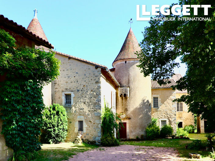 Image No.7-Châteaux de 6 chambres à vendre à Charente