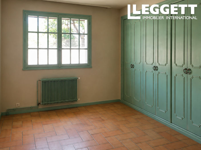 Image No.8-5 Bed House for sale