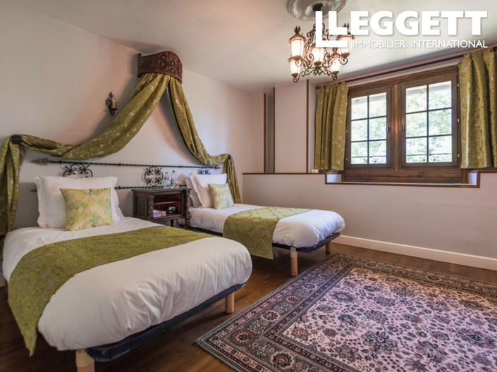 Image No.7-8 Bed House for sale