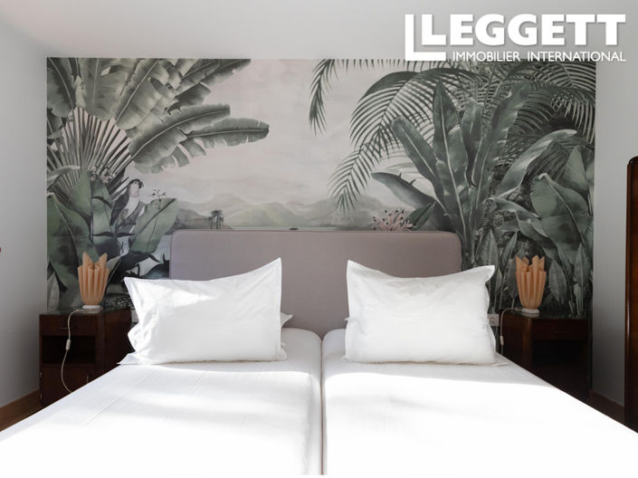 Image No.8-6 Bed House for sale