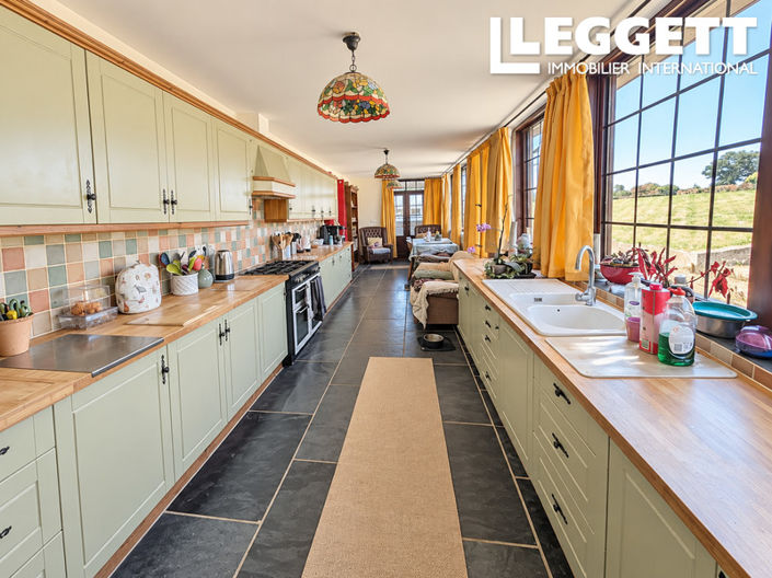 Image No.6-10 Bed House for sale