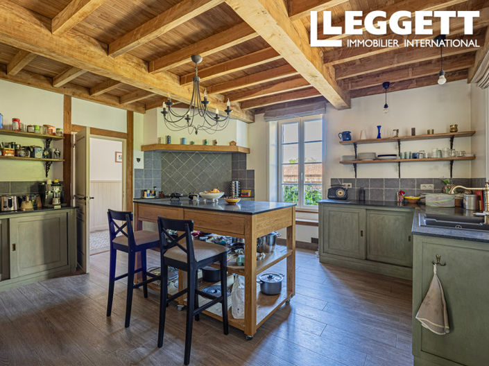 Image No.6-8 Bed House for sale