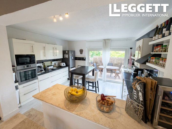 Image No.8-5 Bed House for sale