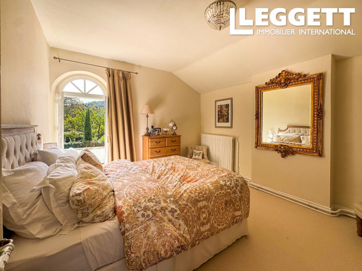Image No.8-5 Bed House for sale