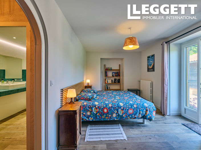 Image No.9-6 Bed House for sale