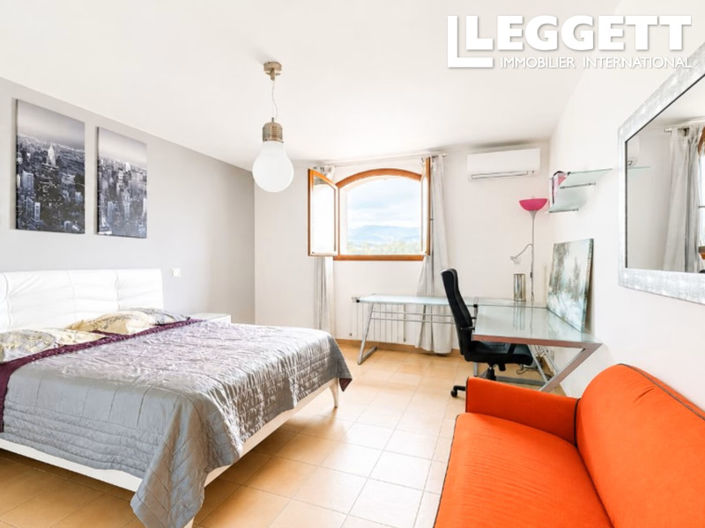 Image No.8-5 Bed House for sale