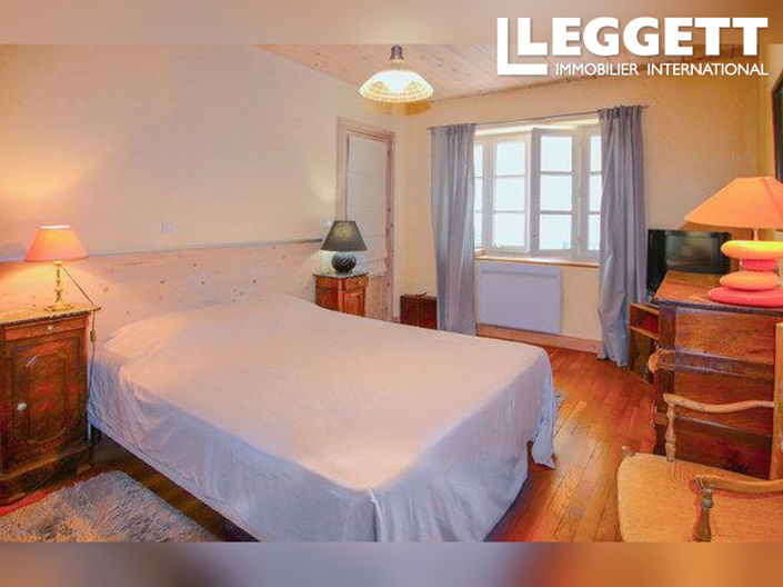 Image No.10-3 Bed House for sale