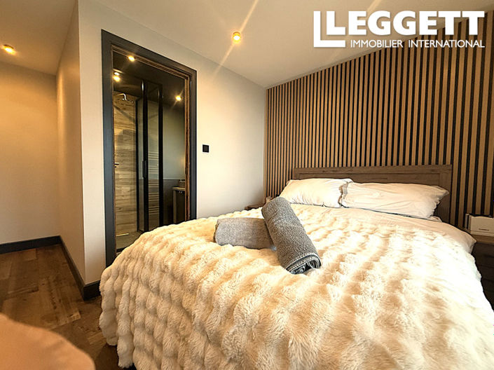 Image No.8-8 Bed House for sale