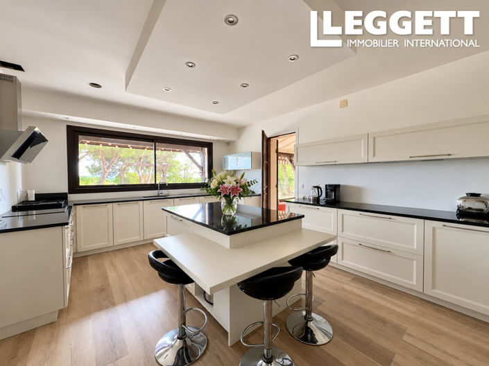 Image No.8-4 Bed House for sale