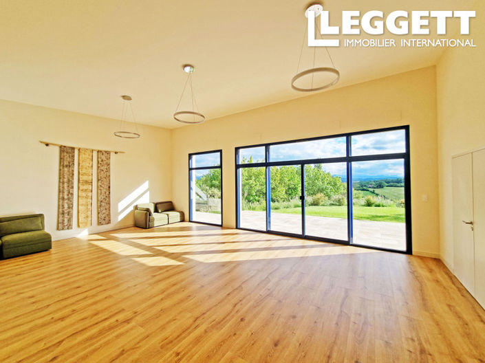 Image No.8-6 Bed House for sale