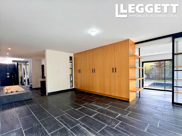 Image No.8-6 Bed House for sale