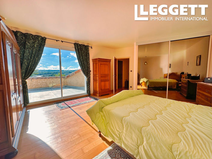 Image No.8-5 Bed House for sale