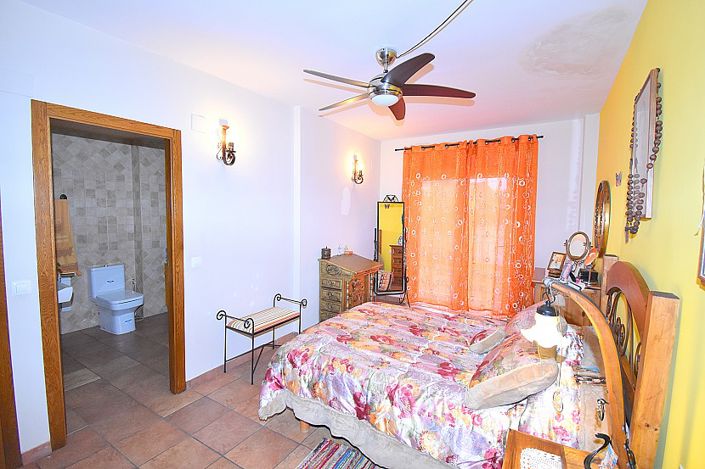 Image No.23-5 Bed Townhouse for sale