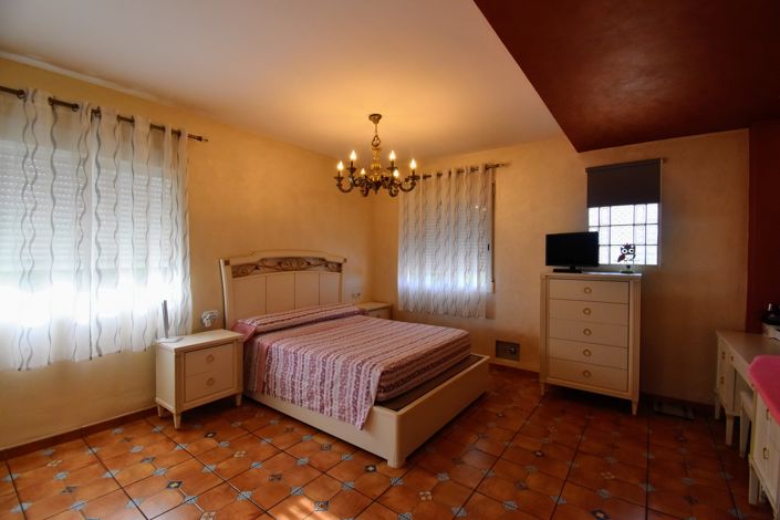 Image No.14-4 Bed Townhouse for sale