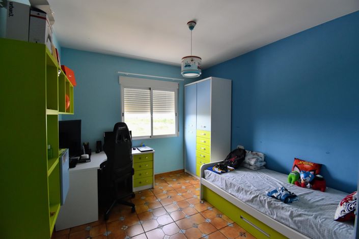 Image No.17-4 Bed Townhouse for sale