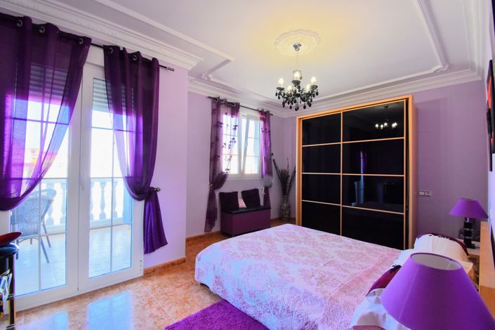 Image No.15-6 Bed Townhouse for sale
