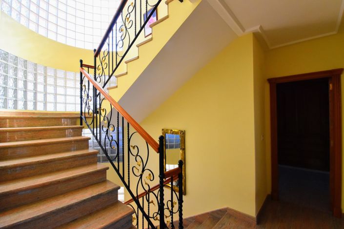 Image No.16-6 Bed Townhouse for sale