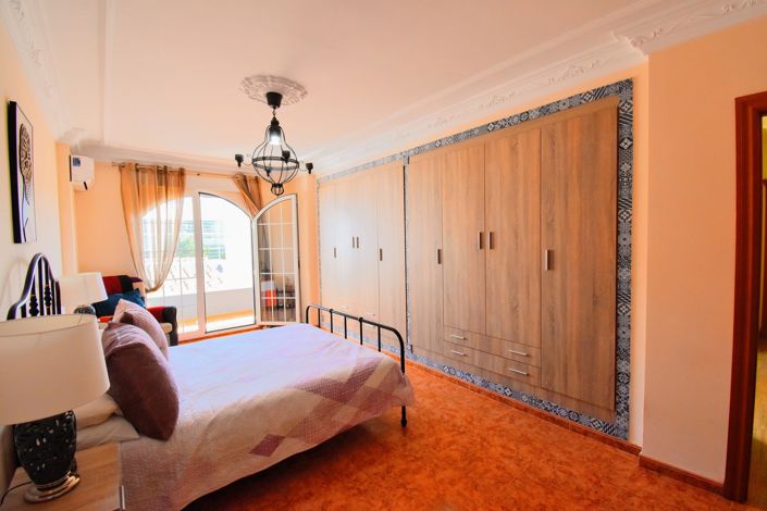 Image No.17-6 Bed Townhouse for sale