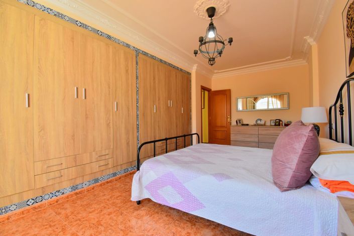 Image No.18-6 Bed Townhouse for sale