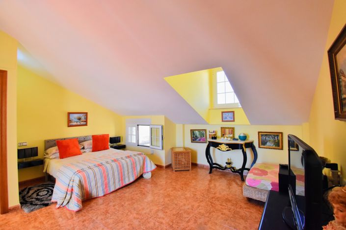 Image No.20-6 Bed Townhouse for sale