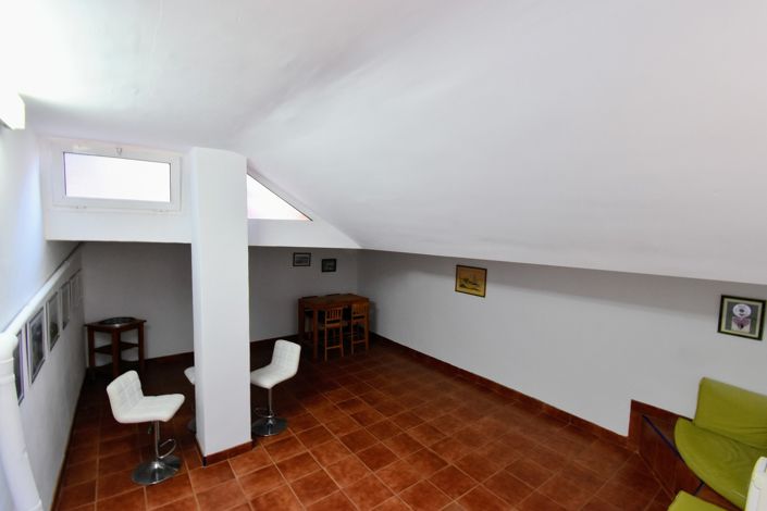 Image No.30-6 Bed Townhouse for sale