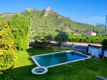 8 Bed Villa for sale