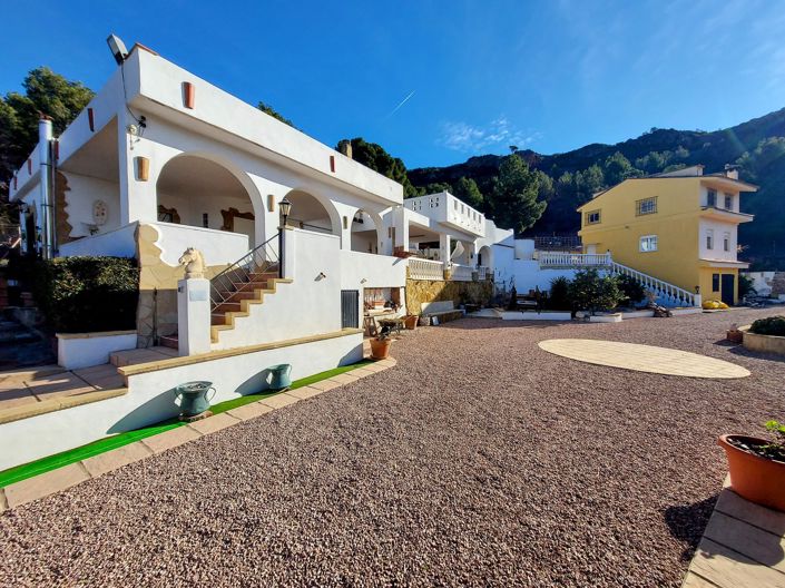 Image No.1-6 Bed Villa for sale