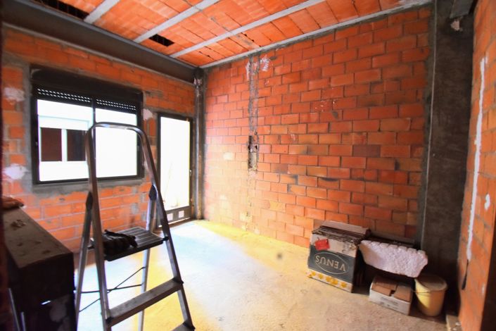 Image No.17-5 Bed Townhouse for sale