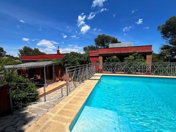 6 Bed Villa for sale