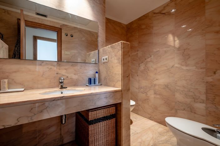 Image No.20-5 Bed Apartment for sale