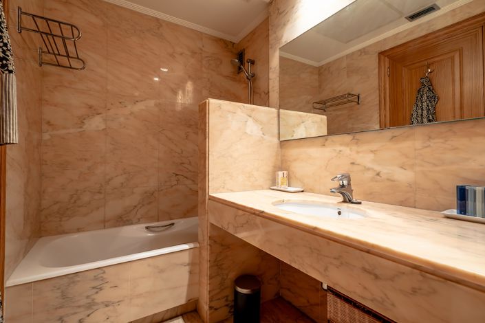 Image No.21-5 Bed Apartment for sale