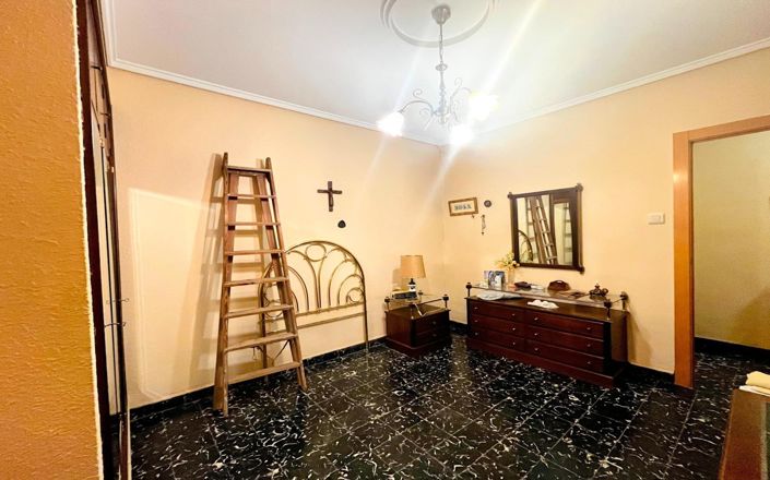 Image No.11-4 Bed Property for sale