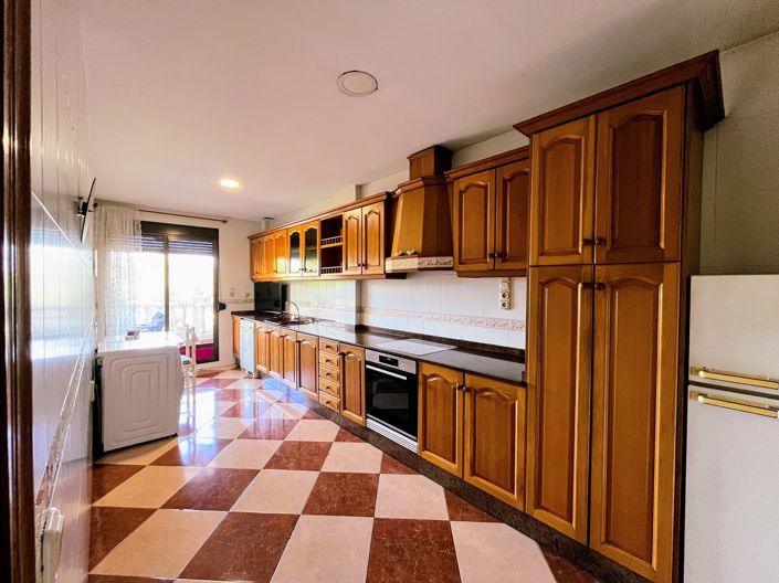 Image No.17-5 Bed Townhouse for sale