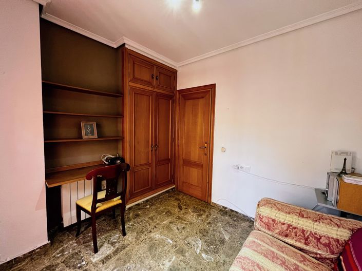 Image No.17-5 Bed Townhouse for sale
