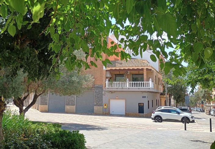 Image No.40-5 Bed Townhouse for sale