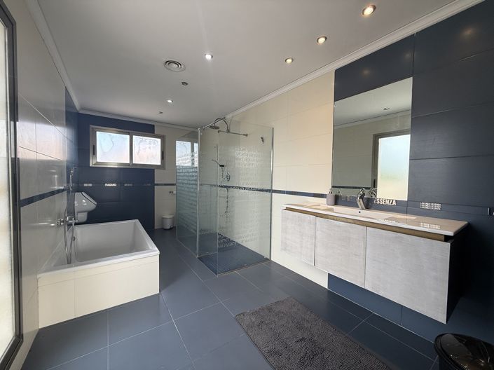 Image No.17-7 Bed Villa for sale