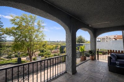 vlc4197porche20con20vistas20de20la20casa