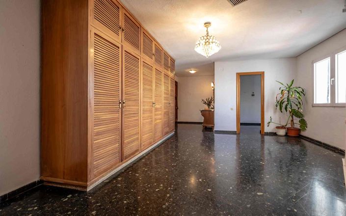 Image No.12-4 Bed Property for sale