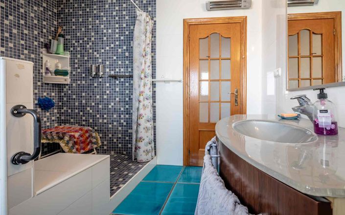 Image No.26-4 Bed Property for sale