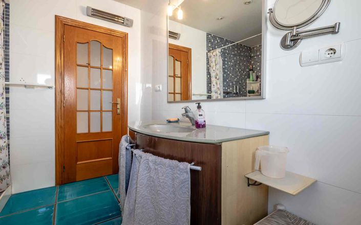 Image No.28-4 Bed Property for sale