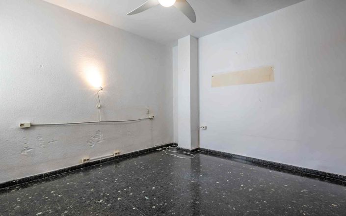 Image No.28-4 Bed Property for sale