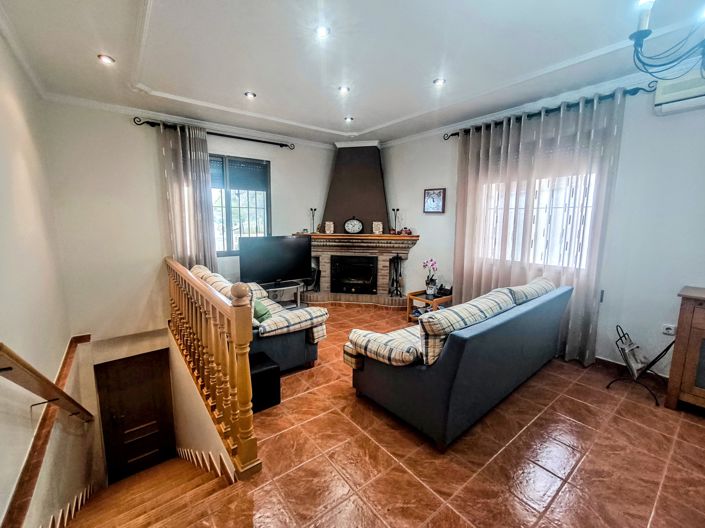 Image No.2-6 Bed Villa for sale