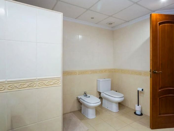 Image No.20-7 Bed Villa for sale
