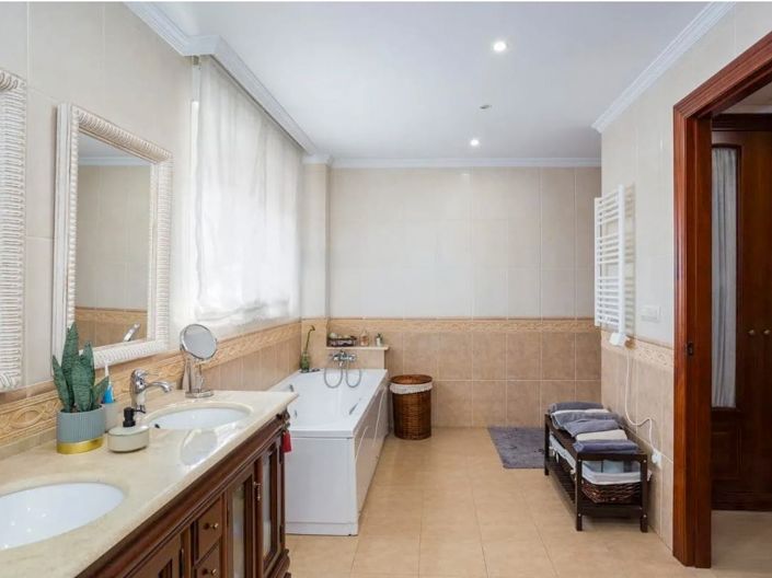 Image No.8-7 Bed Villa for sale
