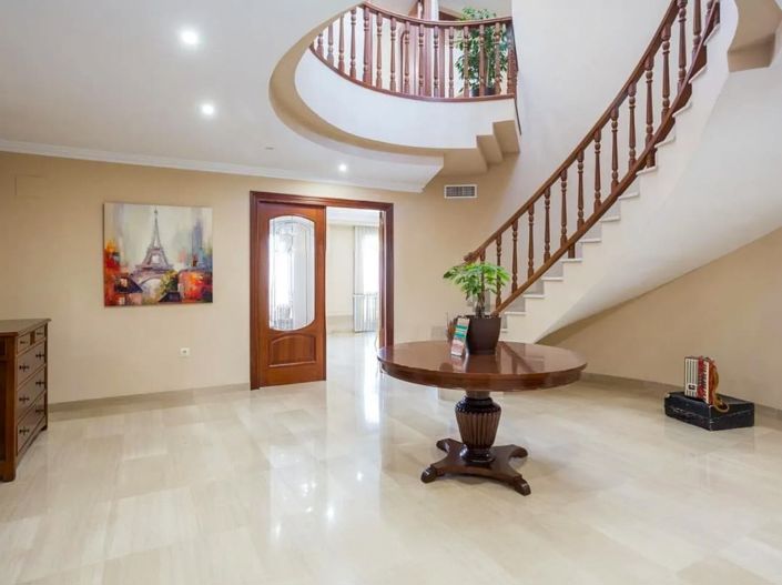 Image No.9-7 Bed Villa for sale