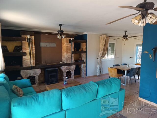 Image No.8-7 Bed Villa for sale