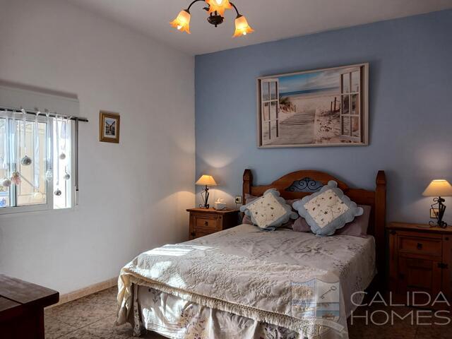 Image No.16-5 Bed Townhouse for sale