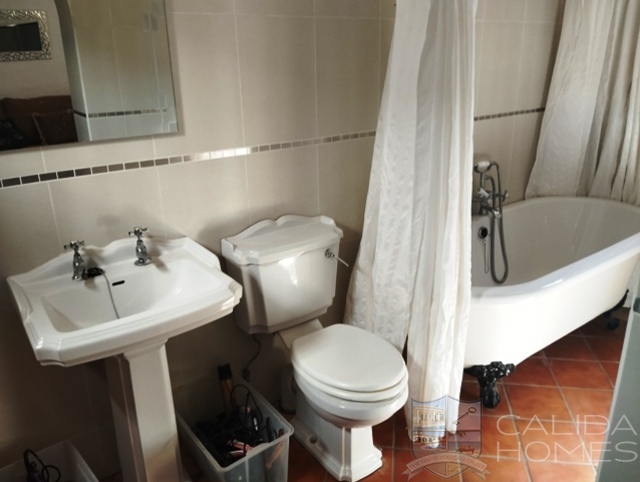 Image No.18-7 Bed House for sale